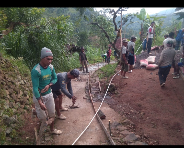 Gotong royong membuat jalan baru dari dsn nanngkod menuju ke desa kaduwulung